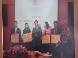 Văn phòng luật sư Dragon đón nhận bằng khen Bộ tư pháp cuối năm 2015 Văn phòng luật sư Dragon đón nhận bằng khen Bộ tư pháp cuối năm 2015