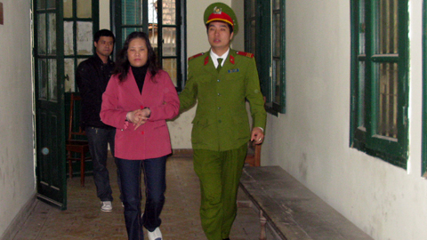 Nguyên cán bộ UBND quận khoe danh, “giăng bẫy”