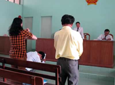 Con lạy tòa!