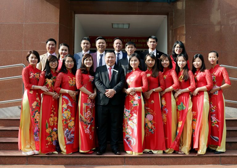 Luật sư mặc đồng phục khi tham gia phiên tòa
