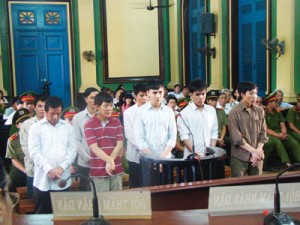 Luật sư “vắng mặt” thân chủ