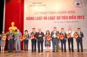 Luật sư năm 2013 có thêm 800 luật sư đến 1000 luật sư ở các văn phòng luật sư và công ty luật