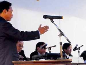 Tòa “ôm” xét hỏi, luật sư bị “cấm” nói
